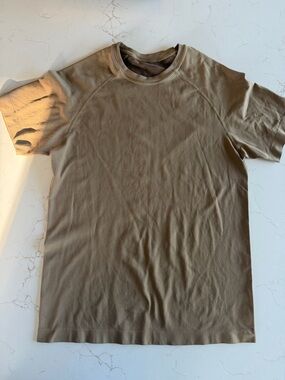 Fabletics Men's Short Sleeve Crew in Tan Fitness Active / small